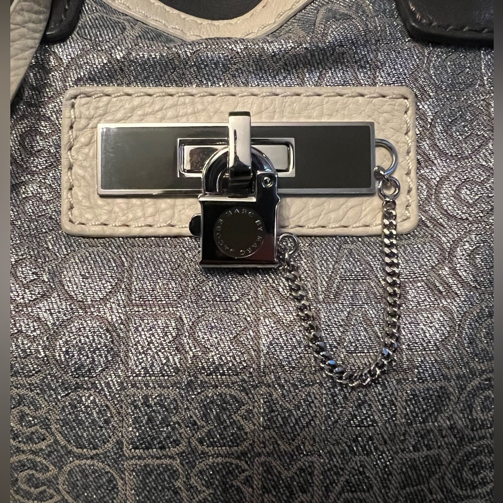 Marc by Marc Jacobs Silver Logo Shoulder Tote Bag - Picture 3 of 9